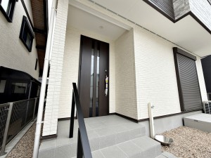 玄関 【玄関】 お洒落な玄関ポーチはダウンライトで暗くなったご家族のお帰りを明るくお迎えしてくれます。