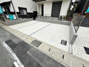 その他画像 駐車スペースは3台分を確保!並列駐車が可能で車の出し入れもしやすく、運転の苦手な方にも安心です