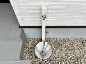 外観 玄関横には立水栓が設置されています!お庭の水撒き、洗車、お掃除、お子様の水遊びなど便利です!