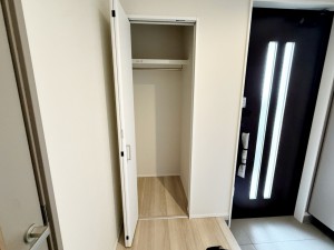 その他画像 玄関に近い収納は、ハンガーポール付き!外出時の上着や鞄などの保管に便利です。