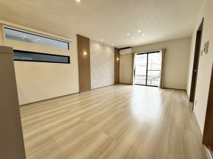 居間 LDKは縦に一直線。リビングには南側からの日の光がたくさん入ります。