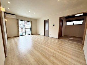 居間 家族団らんの時間が増えそうな明るいリビング。和室へもスムーズでたくさんのゲストも迎えれます。