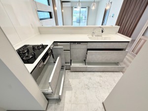 キッチン キッチンカウンターの下部には、調理器具や調味料などがすっぽり収まり、出し入れも簡単!