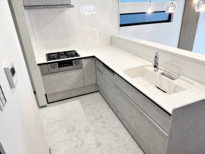 キッチン 【キッチン】 作業スペースの広いL字型キッチンは、料理が好きな方には人気の形です。