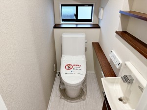 その他画像 【トイレ】 1、2階共にシャワー機能付!小窓が付いている為換気もスッキリして頂けます。