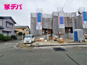 外観 【3号棟】上棟しました! ・角地 ・4LDK ・LDK16.2帖、隣接和室5帖 ・全居室収納完備 ・リビング階段 ・リビング収納 ・2部屋からアクセスできるバルコニー ・防犯カメラ ・並列駐車場2台可