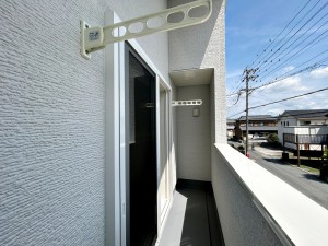 その他画像 【バルコニー】 横長のバルコニーで、洗濯物に日差しが降り注ぎ、よく乾きそうです。