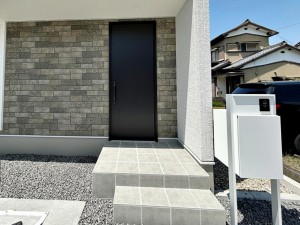 玄関 【玄関】 雨の日の出入りも濡れにくい玄関ポーチ
