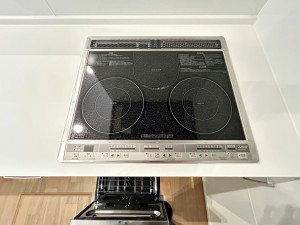 キッチン 火を使わず安全性の高いIHクッキングヒーター。お手入れも楽々。お子様や高齢者の居るご家庭に嬉しい設備