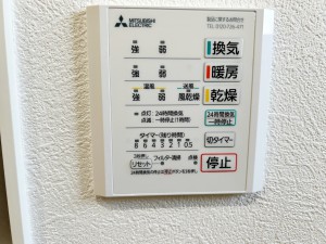その他画像 入浴後の水滴や湿気を排出し、カビの発生や臭いを抑制する換気乾燥暖房機。雨の日の洗濯物にも効果的