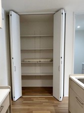 その他画像 可動棚式パントリー。高さの調節が利くので自由自在に収納アレンジが可能!
