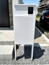 外観 不在時でも荷物が受け取れる『宅配ボックス』付きのインターホン・ポスト。対面なしで受け取れるので、防犯対策にもなります。