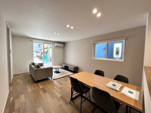 居間 縦長リビングは壁面が広いため、収納や家具などを自由に配置しやすいです
