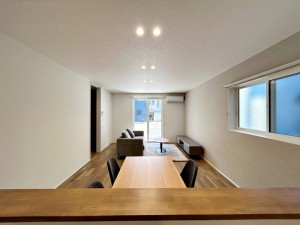 居間 キッチン目線で撮影。キッチンから料理をしながらリビングの家族の様子が確認できます!