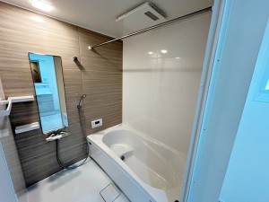風呂 【浴室】 防水性や保温性に優れたシステムバスルーム!洗い場と脱衣所の段差が少なくバリアフリー