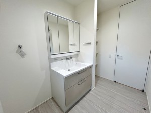 その他画像 【洗面台】 洗髪・洗面・化粧などができる機能と収納スペースを一体化した洗面台です。