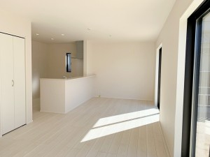 居間 【施工例】のんびりくつろぐソファや、お食事を楽しむダイニングセットを置いても圧迫感はありません。