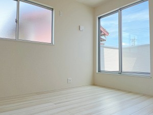 寝室 【施工例】寝室には大きな収納スペースがあり、室内を広々と利用できます!