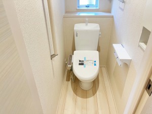 その他画像 【施工例】多機能な温水洗浄便座付きでお掃除がしやすい、清潔なトイレです