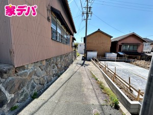 外観 前面道路:北東側約2.6m幅