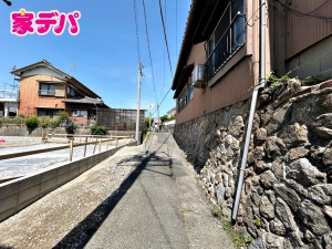 外観 前面は車通りの少ない道路。
