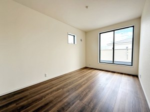 寝室 【施工例】2面採光で、晴れの日の日中はいつも明るい室内に。窓を開放すれば気持ちの良い風が入ります。