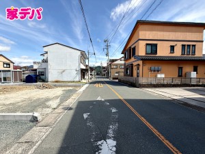 外観 前面道路は公道で、車のすれ違いもらくらく広々約7.1mの幅があります