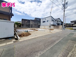 外観 【新築分譲全2棟】ご成約キャンペーン実施中。詳細はスタッフまでお問合せ下さい。(右奥)