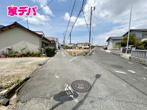 外観 前面道路:南側約5.3m幅