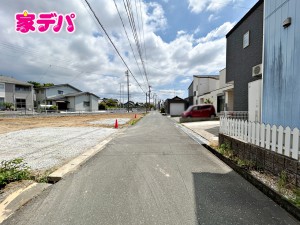 外観 前面道路は見通しが良く、車の移動もスムーズに行えます。