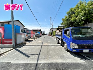 外観 前面道路:西側約7.3m幅
