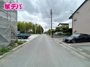 外観 前面道路は公道で、車のすれ違いもらくらく広々6mの幅があります