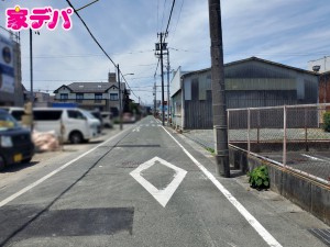外観 前面道路は見通しが良く、車の移動もスムーズに行えます。