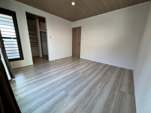 寝室 【寝室8帖】 南向きならではの恵まれた採光・通風の明るいお部屋。バルコニーとインナーバルコニーそれぞれに出入り可能です!