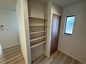 内装 【パントリー】 まとめ買いしても安心なパントリー付きキッチン!