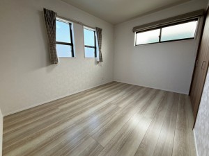 子供部屋 【洋室6帖】 2面採光で、晴れの日の日中はいつも明るい室内に。窓を開放すれば気持ちの良い風が入ります。