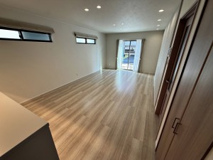 居間 大きな窓のあるリビングは、陽光あふれる明るい空間です。居心地良く、ご家族皆がゆったり寛げる憩いの空間となりそうです