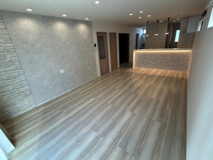 居間 落ち着いた色味のアクセントクロスを壁の一部に使うと、暗くなりすぎず部屋全体が落ち着いた空間になります。