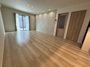 居間 のんびりくつろぐソファや、お食事を楽しむダイニングセットを置いても圧迫感はありません。