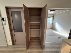 その他画像 【リビング収納】 リビング内に便利な収納スペース!学校のプリント類から掃除道具まで区分けをしやすい可動棚式です。