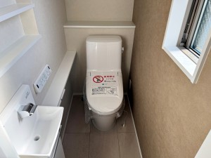 その他画像 【トイレ】 1、2階共にシャワー機能付!小窓が付いている為換気もスッキリして頂けます。