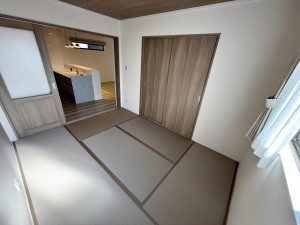 その他画像 【和室6帖】 リビングと続き間の和室は落ち着きますね。ゆったりとした時間を過ごせます。