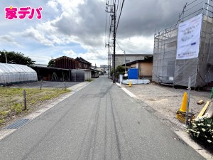 外観 前面道路は見通しが良く、車の移動もスムーズに行えます。