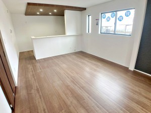 居間 【施工例】のんびりくつろぐソファや、お食事を楽しむダイニングセットを置いても圧迫感はありません。