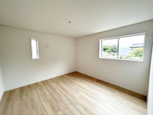 寝室 【施工例】主寝室です。二面採光で明るく、風通しも良好です。ご夫婦のくつろぎの場所として最適です!