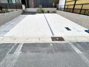 その他画像 並列2台駐車可能なゆとりあるカースペース。目の前が駐車場だと雨の日も大量にお買い物をした時も便利