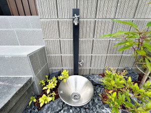 外観 玄関横には立水栓が設置されています!お庭の水撒き、洗車、お掃除、お子様の水遊びなど便利です!