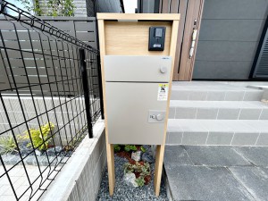 外観 不在時でも荷物が受け取れる『宅配ボックス』付きのインターホン・ポスト。対面なしで受け取れるので、防犯対策にもなります。