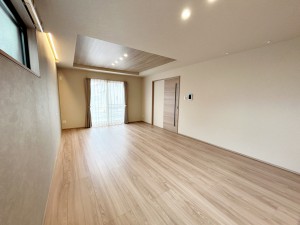居間 LDKはゆとりの24.4帖、家族がのびのびと過ごせる場所です!大きな窓のあるリビングは、陽光あふれる明るい空間です。居心地良く、憩いの空間となりそうですね。