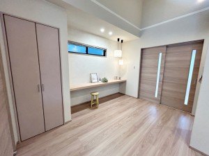 居間 お子様のスタディスペースにも便利なカウンター付き